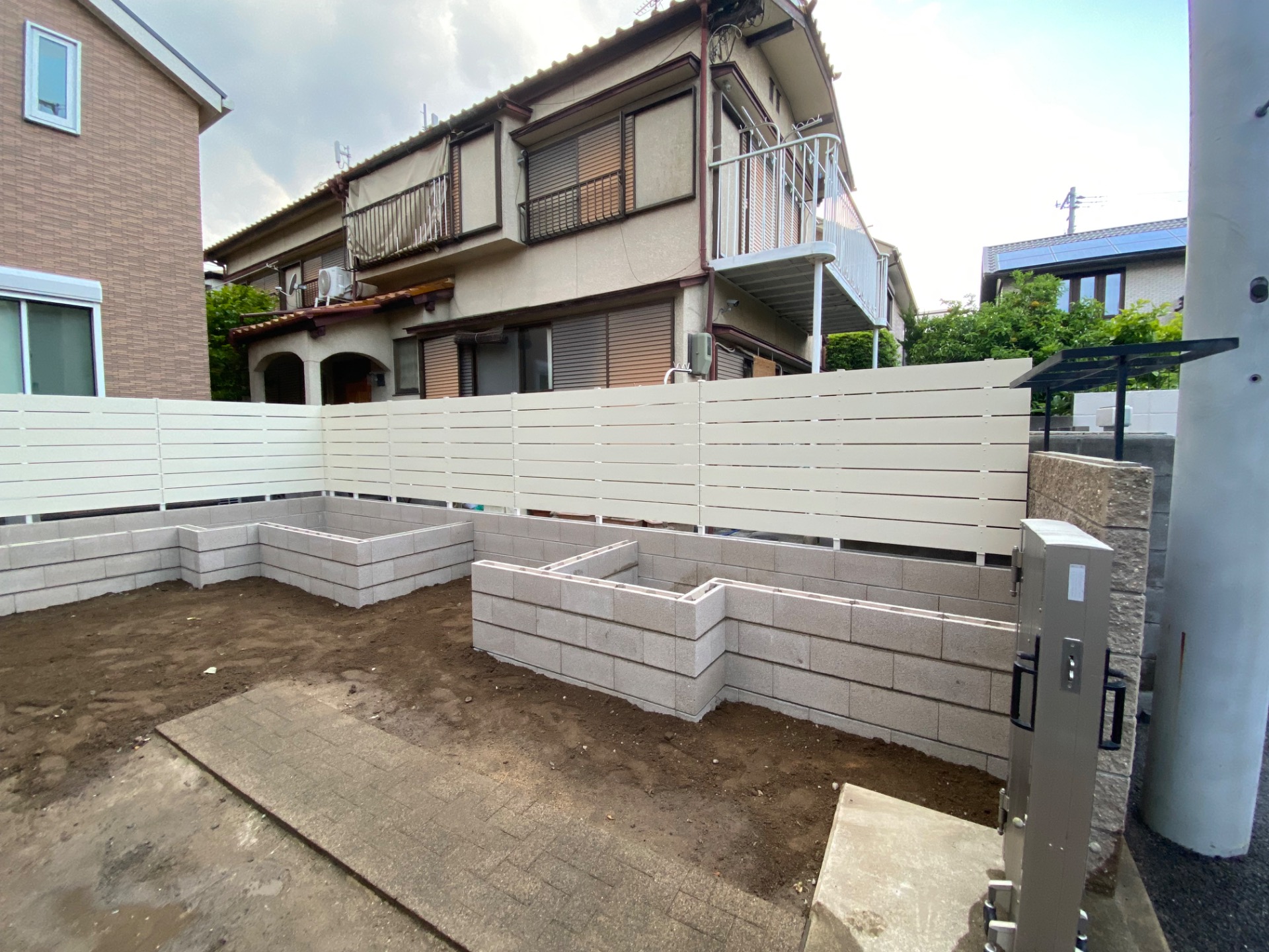 ガーデンリフォーム　境界ブロック　目隠しフェンス　花壇作成　
